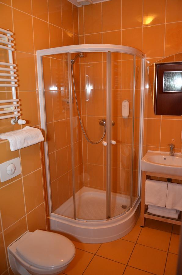 Karczma Michelle Hotel Jankowice  Ngoại thất bức ảnh
