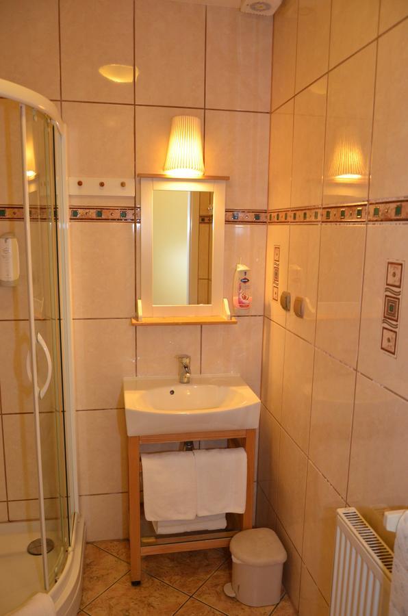 Karczma Michelle Hotel Jankowice  Ngoại thất bức ảnh